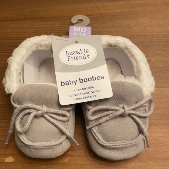 Baby booties; moccasins - Picture 1 of 2